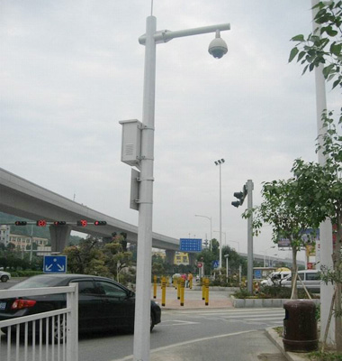 橫臂1米高6.5米(mǐ)八角監控杆